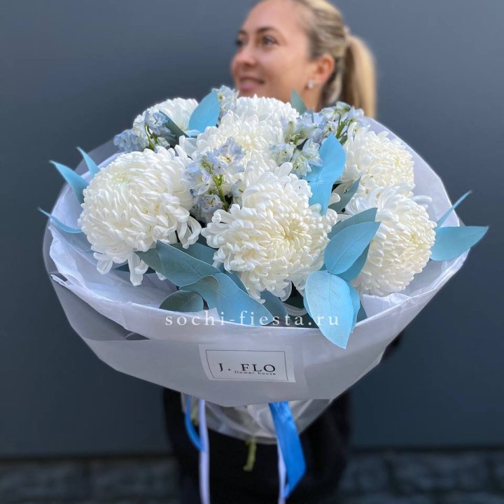 Букет хризантем Бигуди и дельфиниума  в Симферополи