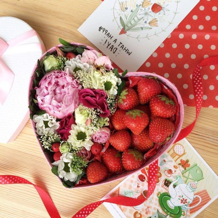 Бокс с клубникой и цветами в Симферополи