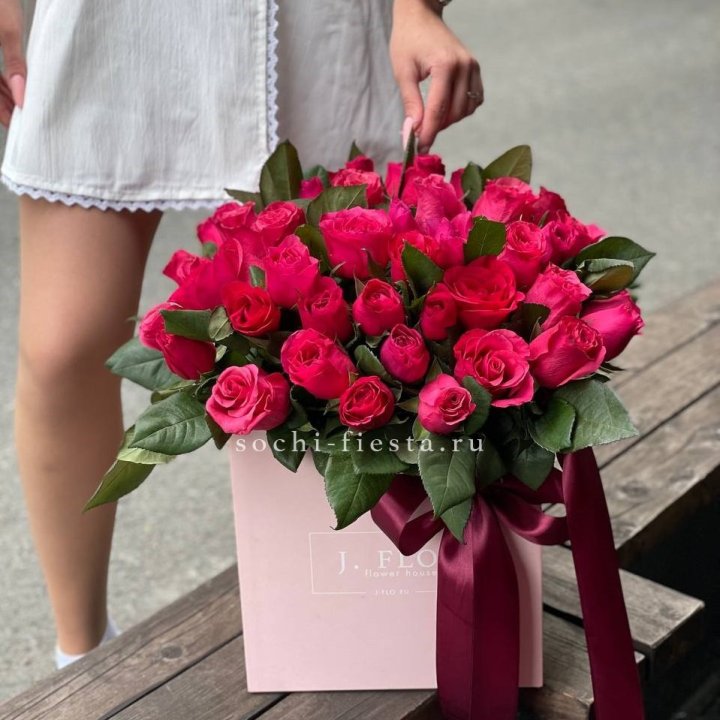 55 алых роз в кубе в Симферополи