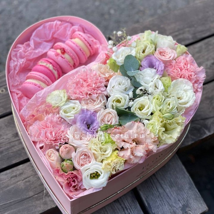 Бокс-сердце с макарон "Пинк" в Симферополи