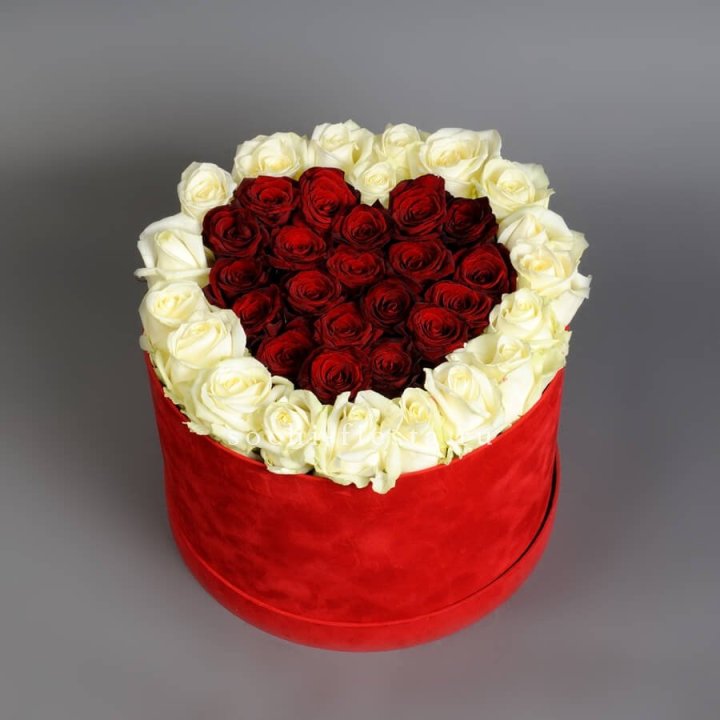 39 красных и белых роз в цилиндре в Симферополи