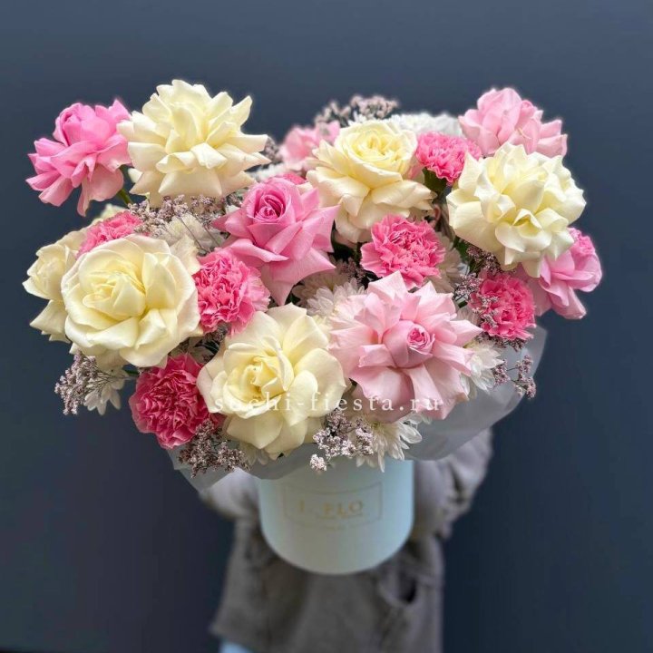 Коробка французских роз и диантусов "Бони" в Симферополи