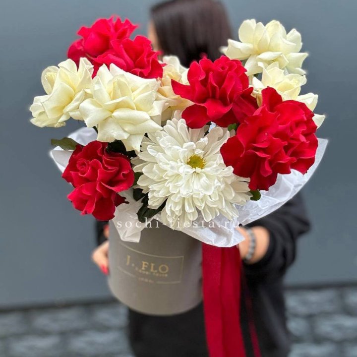 Французские розы с хризантемой в боксе в Симферополи