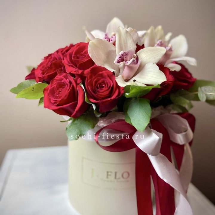 Розы и орхидеи в боксе в Симферополи