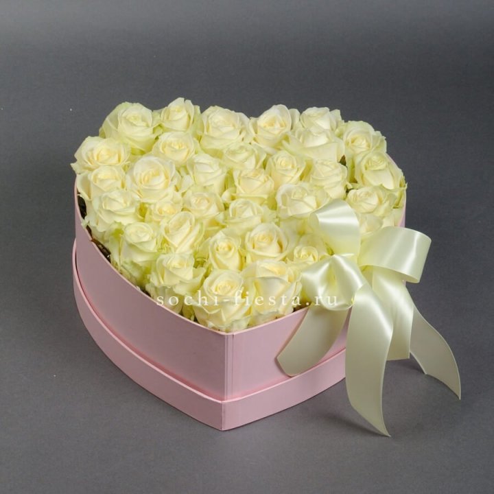 35 белых роз в коробке "Сердце" в Симферополи