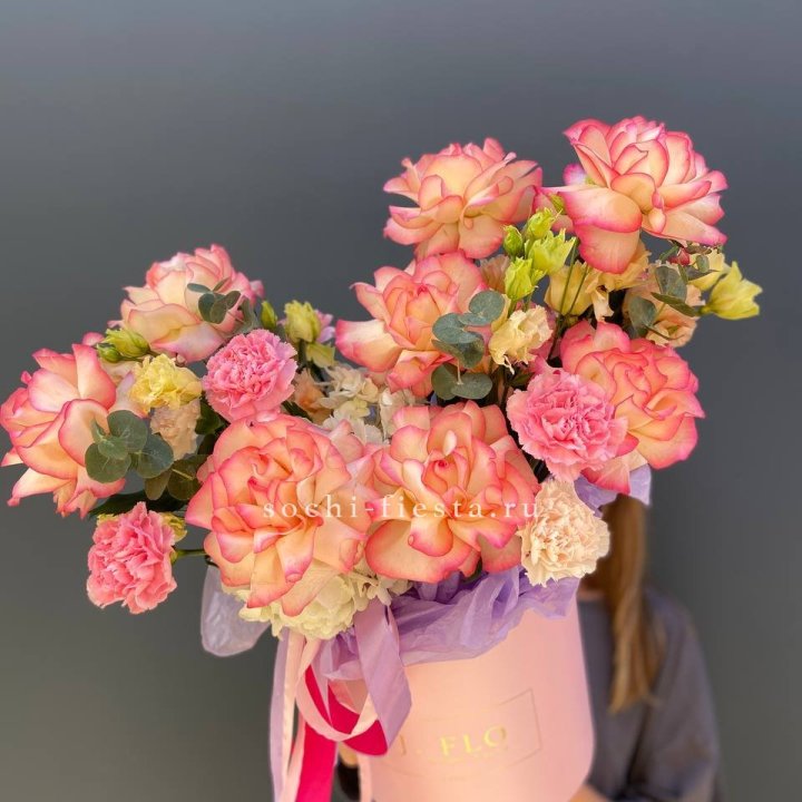 Бокс нежный с розами в Симферополи