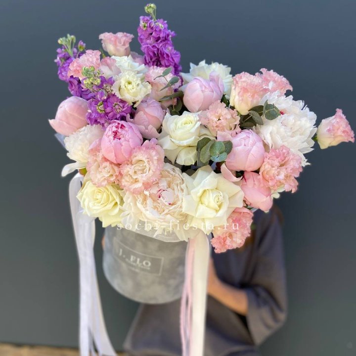 Дизайнерский цилиндр с пионами "Ривьера" в Симферополи