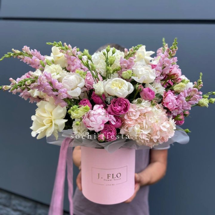 Дизайнерский цилиндр с пионами "Саманта" в Симферополи