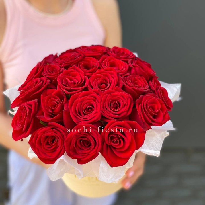 Красные розы в цилиндре в Симферополи