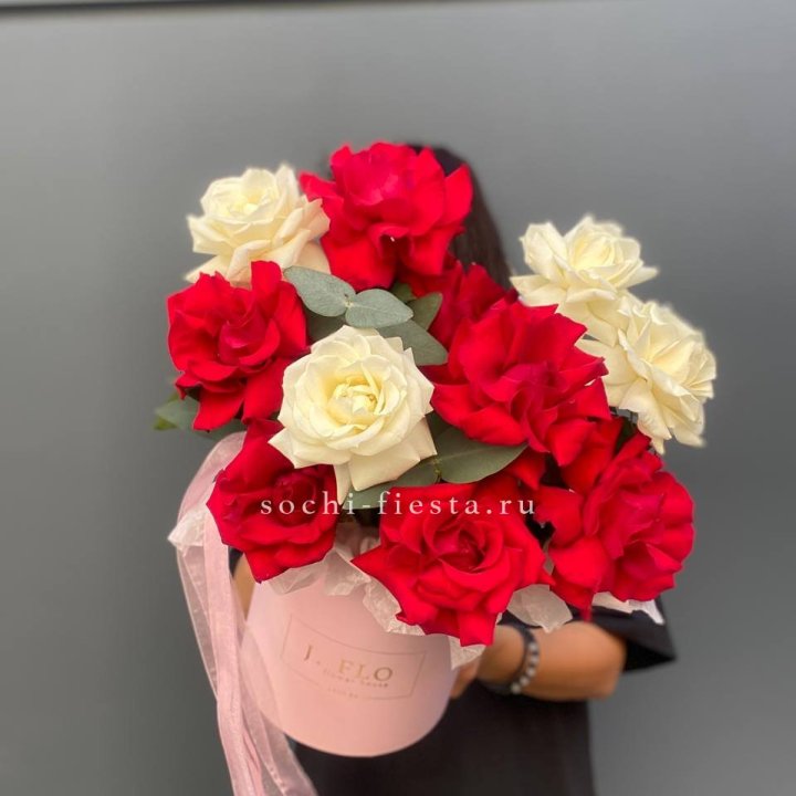 13 Французских роз в боксе в Симферополи
