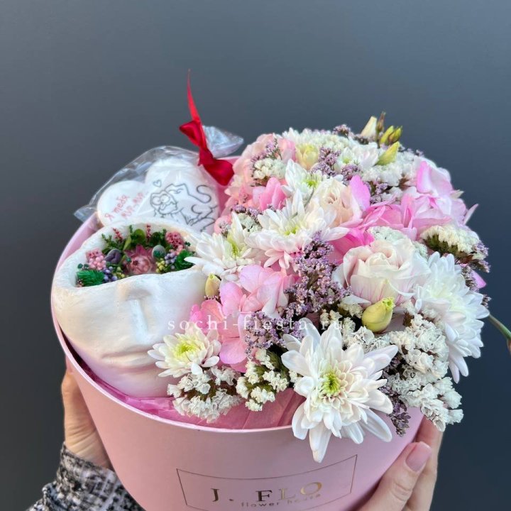 Цветы и свеча в коробке в Симферополи