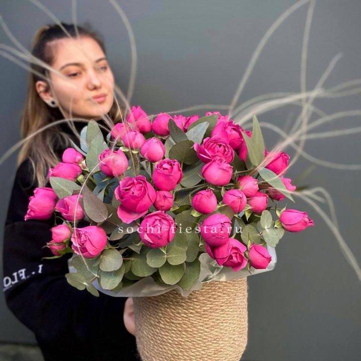 Пионовидные розы Мисти Бабблс в джутовом кашпо в Симферополи