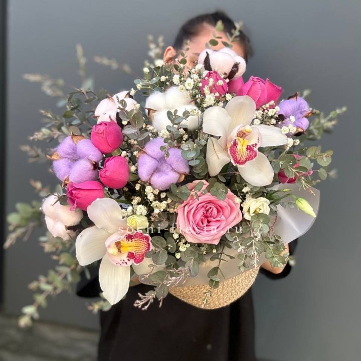 Орхидея и розы в джутовом кашпо в Симферополи