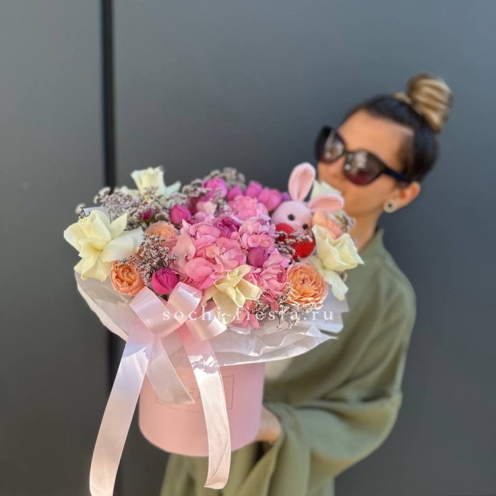 Дизайнерский цилиндр с игрушкой "Лола" в Симферополи