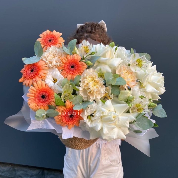 Розы и герберы в джутовом кашпо "Георгино" в Симферополи