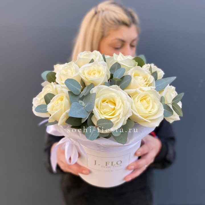 15 белых роз в боксе в Симферополи