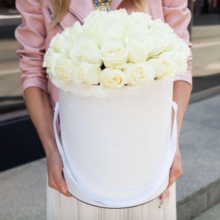 35 белых роз в цилиндре в Симферополи