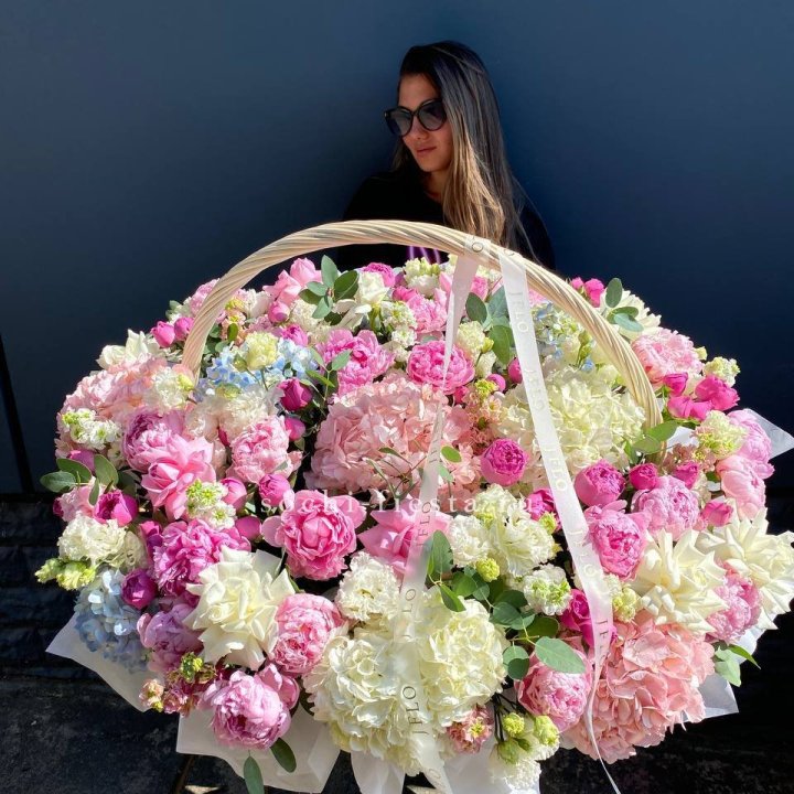 Цветочная корзина из пионов и пионовидных роз "Перфекте" в Симферополи