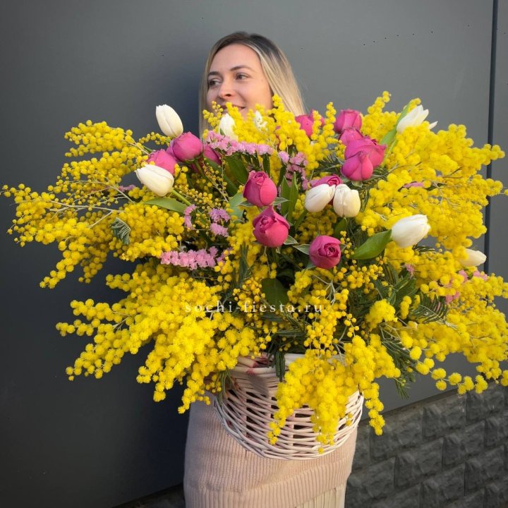 Цветочная корзина с мимозой "Спринг" в Симферополи