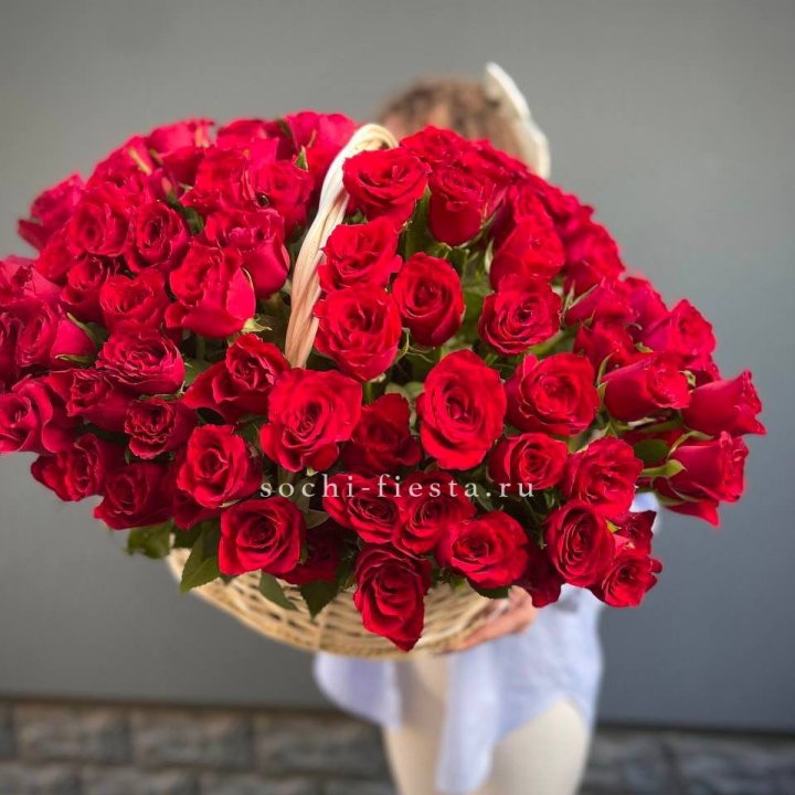 121 красная роза в корзине   в Симферополи