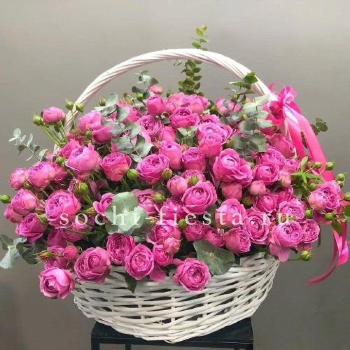65 пионовидных кустовых роз в корзине в Симферополи