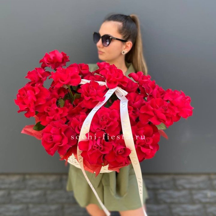 Красные французские розы в корзине в Симферополи