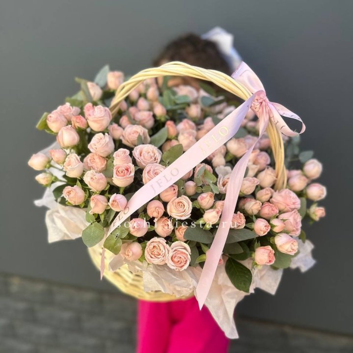 Корзина кустовых пионовидных роз в Симферополи