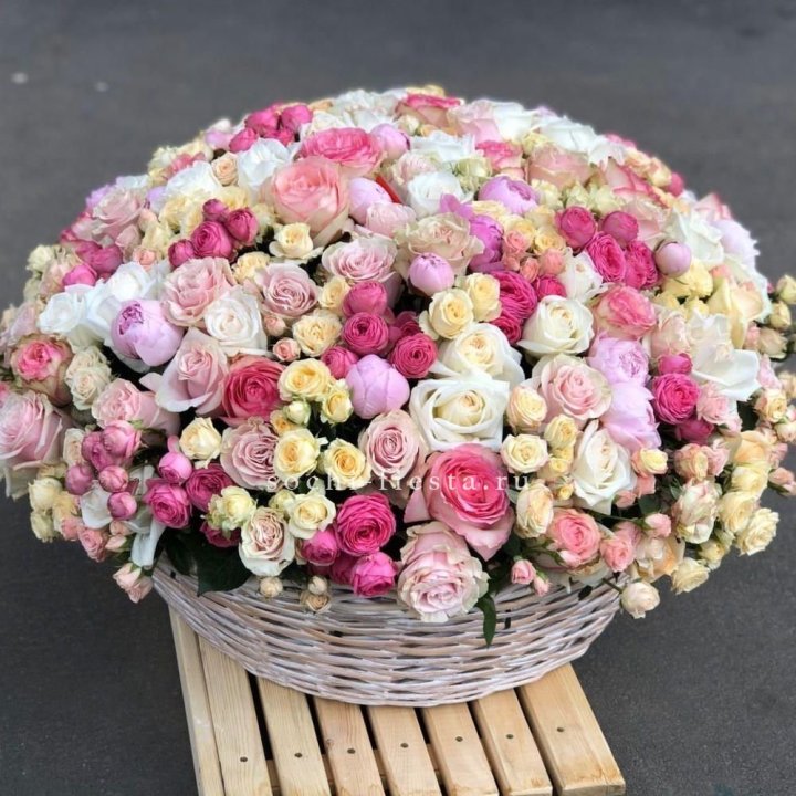 Цветочная корзина из пионов и пионовидных роз "Юниверсити" в Симферополи
