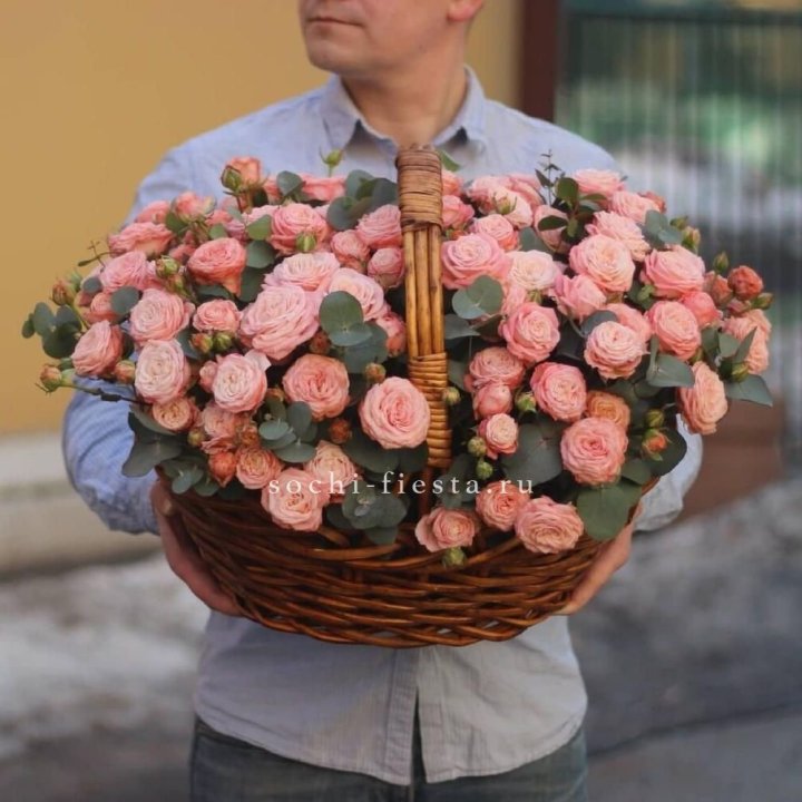 Корзина из 101 пионовидной розы в Симферополи