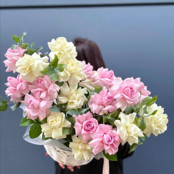 25 Французских роз в корзине в Симферополи