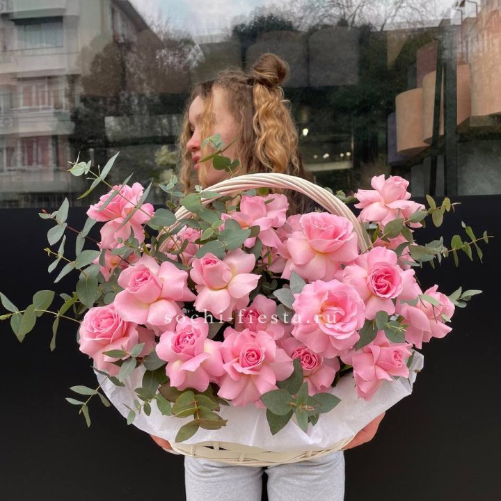 25 роз в цветочной корзине  в Симферополи