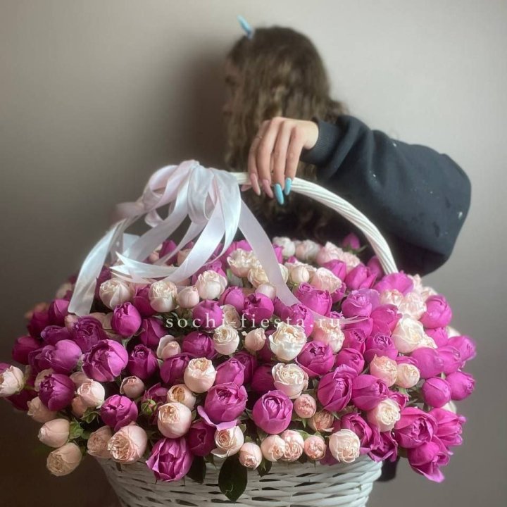 Премиум корзина пионовидных кустовых роз в Симферополи