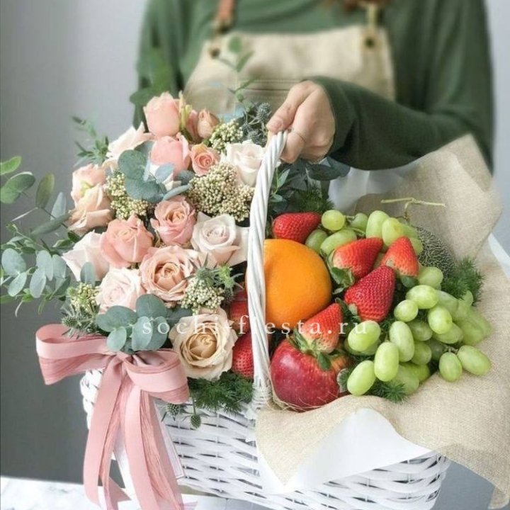 Фруктовая корзина c цветами в Симферополи