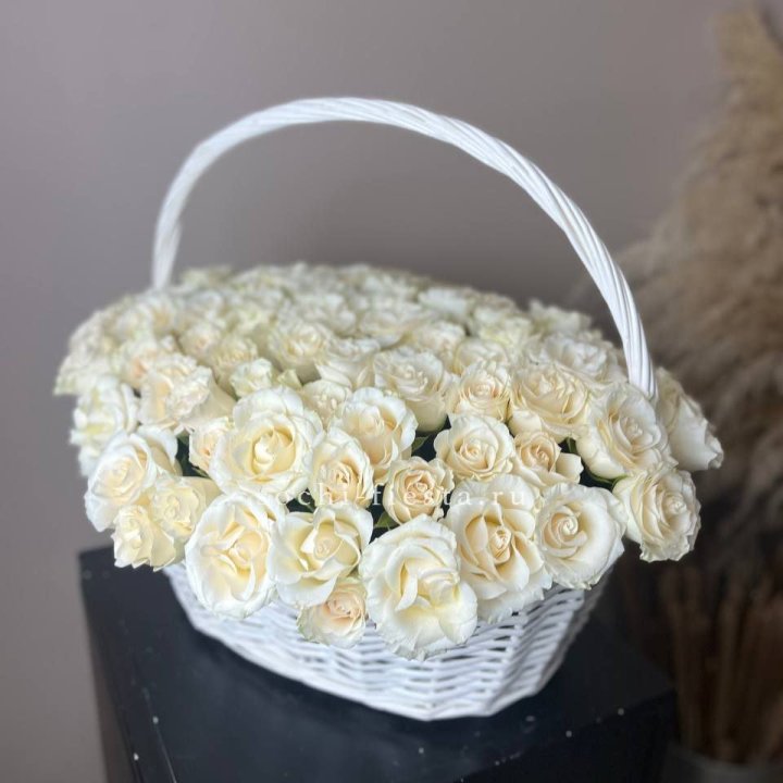 101 белая роза в корзине в Симферополи