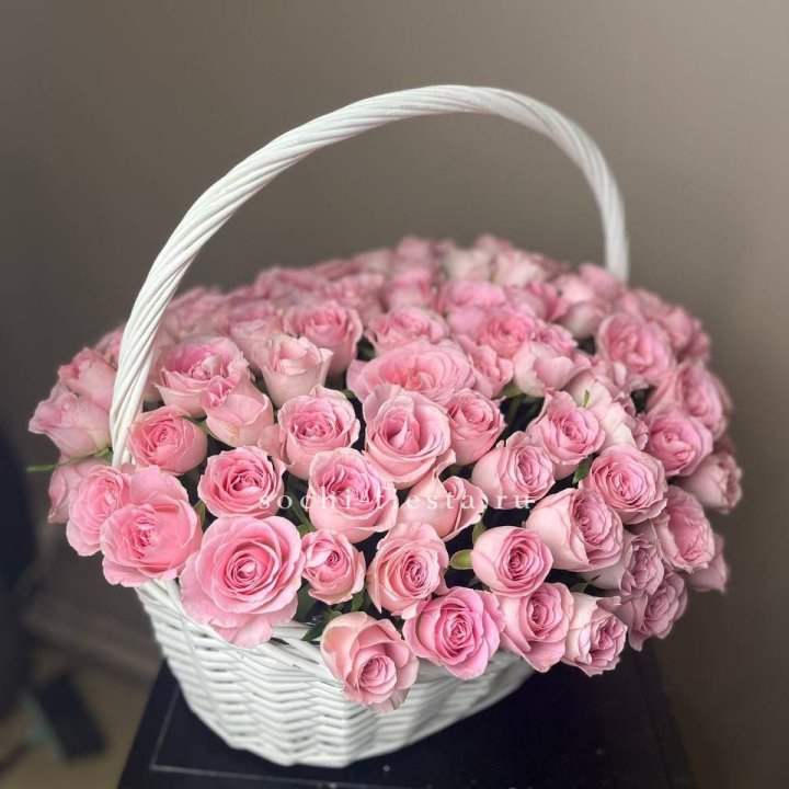 101 розовая роза в корзине в Симферополи