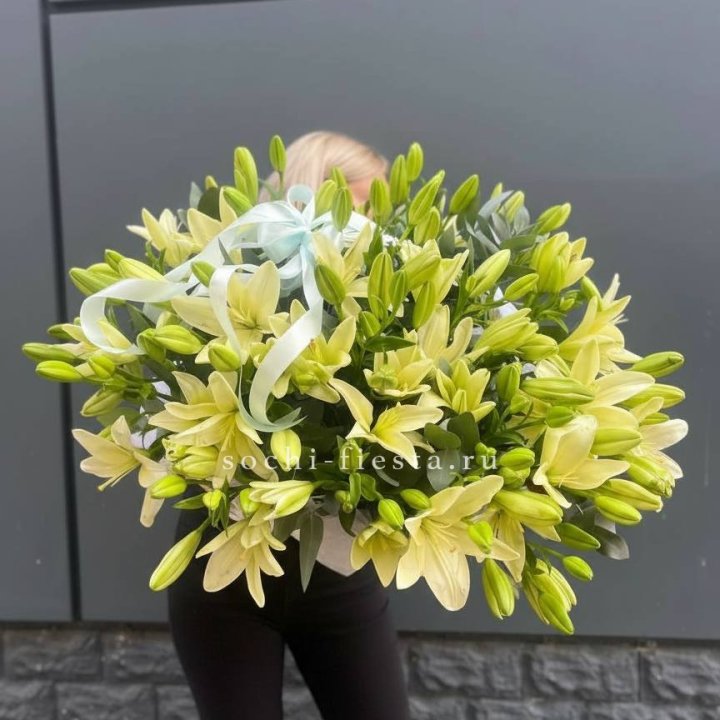 Лилии в корзине в Симферополи