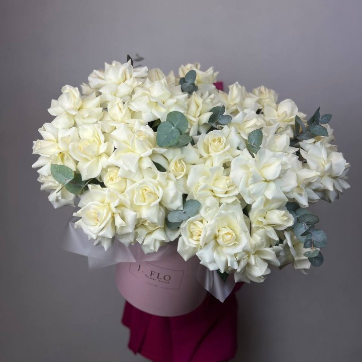 37 белых роз в боксе в Симферополи