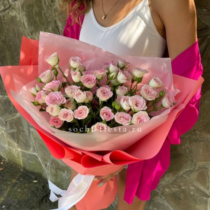 Розовые кустовые розы в Симферополи