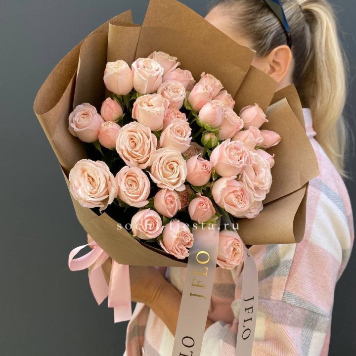 Кустовые розы Бомбастик в крафте в Симферополи