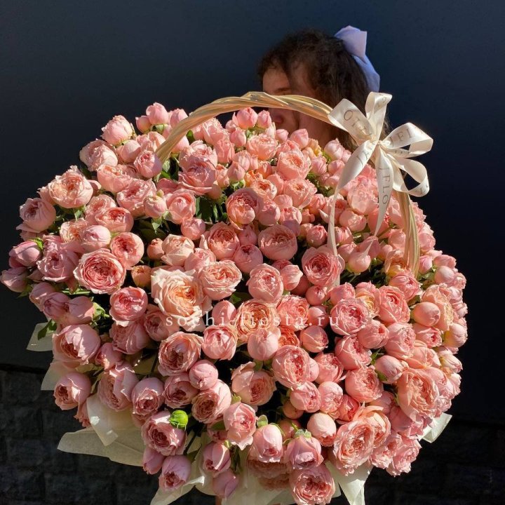 Корзина из пионовидных роз в Симферополи