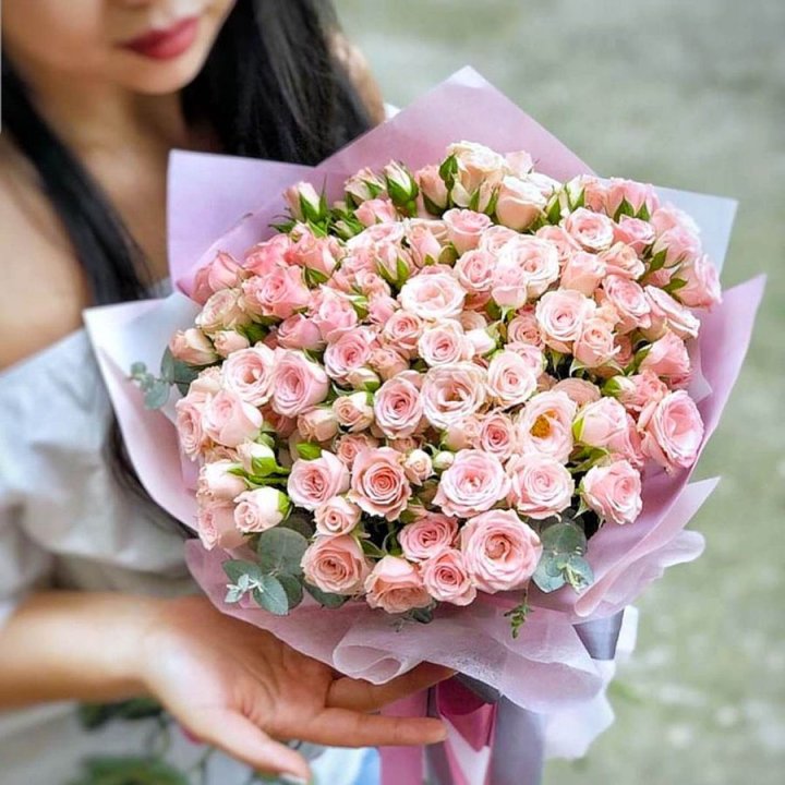 Кустовые розы с эвкалиптом в Симферополи