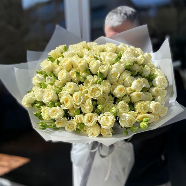Белые кустовые розы 31 шт в Симферополи