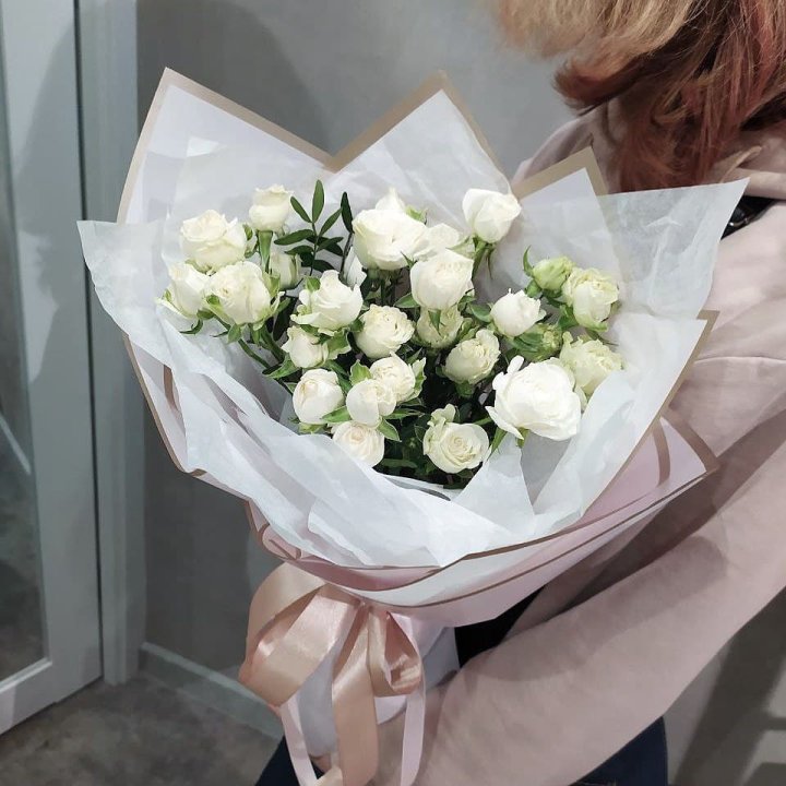 Белоснежные кустовые розы в Симферополи