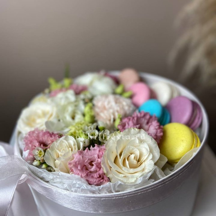Цветы в цилиндре с макаронс "Прованс" в Симферополи
