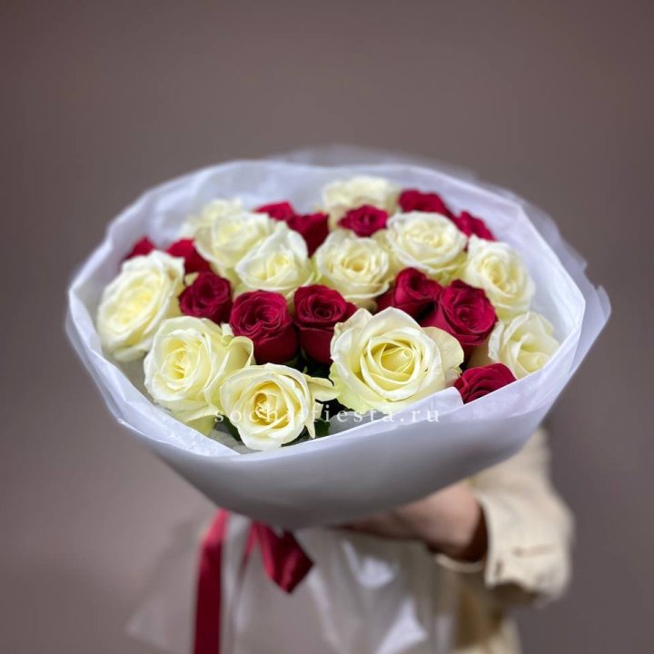 Букет их красных и белых 25 роз в Симферополи