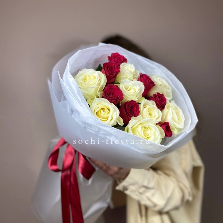 Букет из красных белых 15 роз в Симферополи