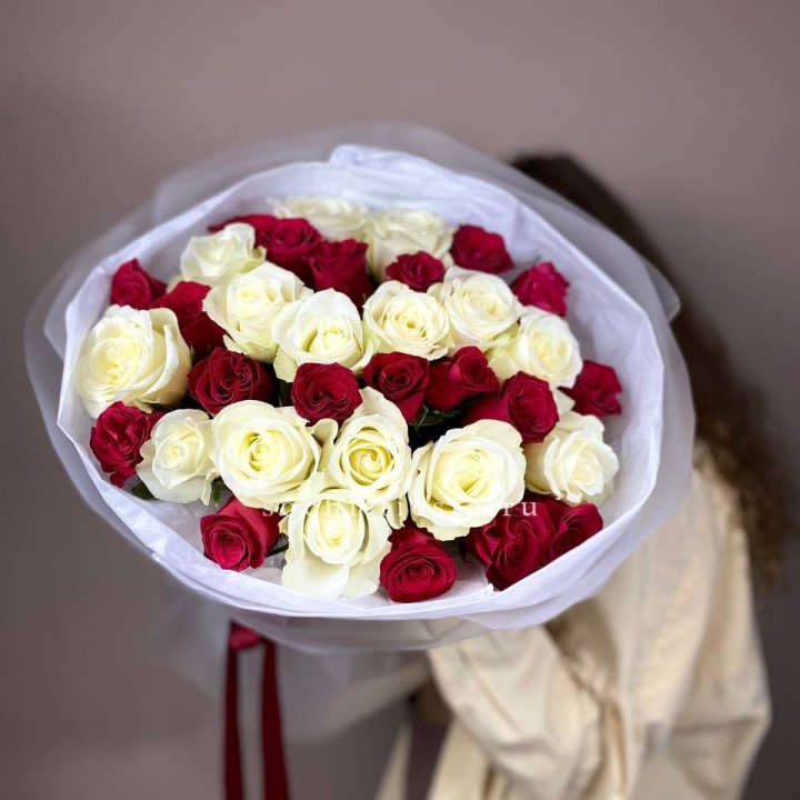 Букет из красных белых 35 роз в Симферополи