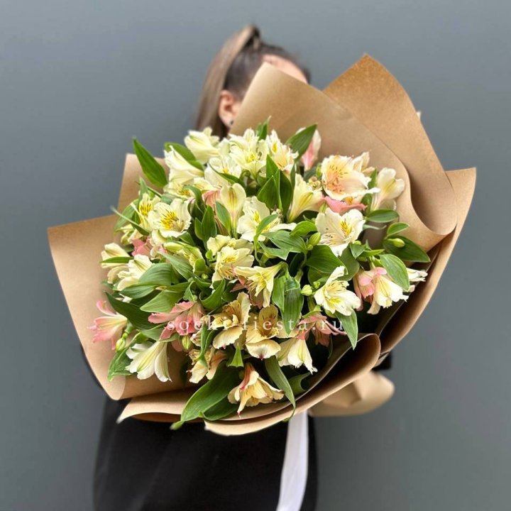 Букет альстромерий в крафте в Симферополи