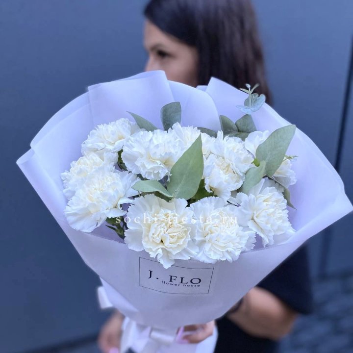 Букет белых диантусов с эвкалиптом в Симферополи