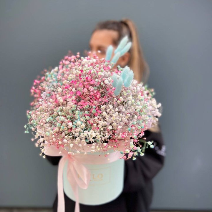 9 Радужных гипсофилы в шляпной коробке в Симферополи